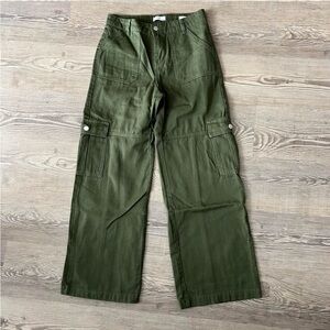 Forever 21 Cargo Pants in Green. Size 26.